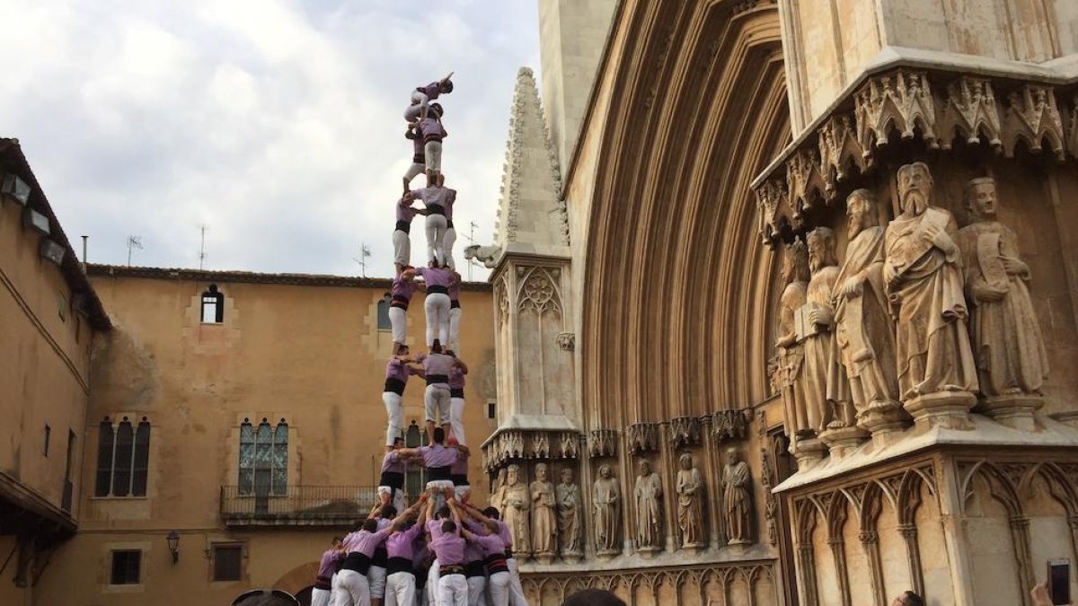 La Diada de l'Esperidió serveix per tancar la temporada en què la Colla Jove s'ha estrenat amb els castells sense folre