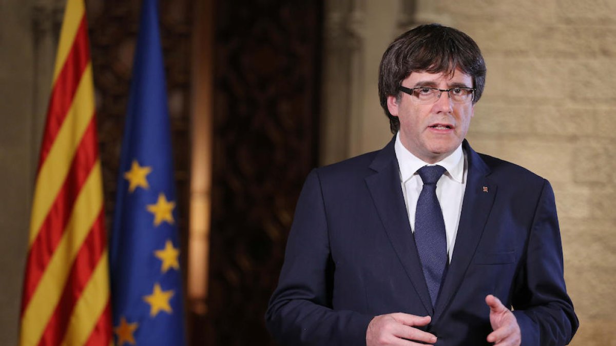 Puigdemont pide al Parlamento que fije una sesión para|por responder al «intento de liquidar el autogobierno»
