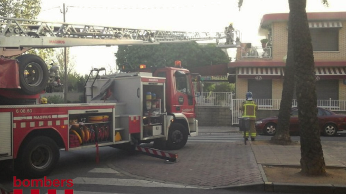 Un incendio quema mesas y sillas del bar Oasis de Reus
