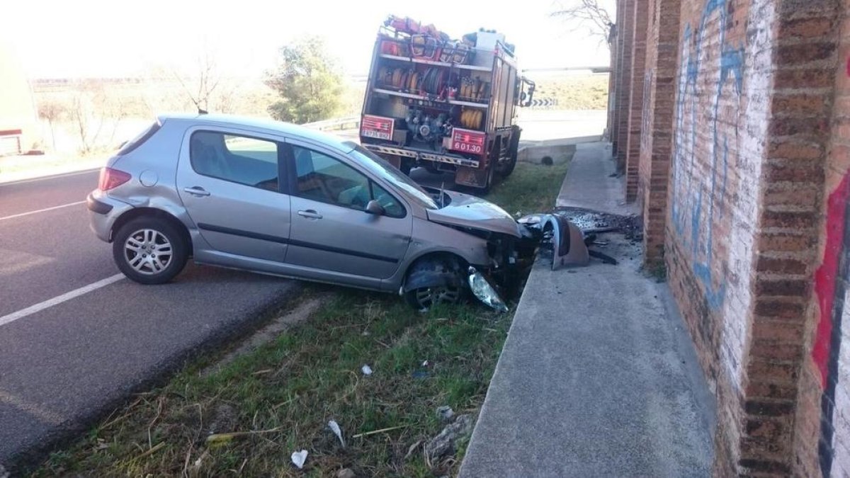 Un coche sale de la vía en Alcover
