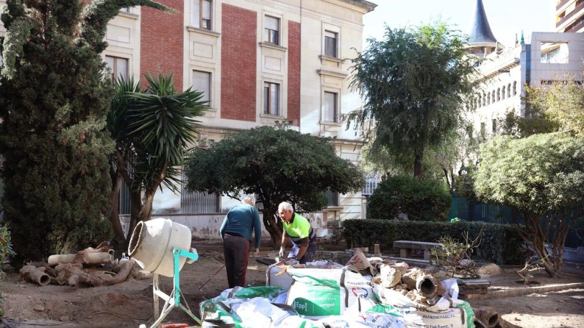 El jardí del Banc d'Espanya es posa a punt