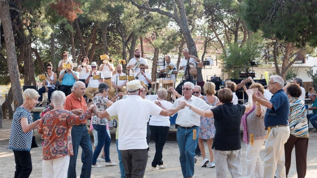 Más de 400 personas participan en el 35º Encuentro de la sardana Villa de Constantí