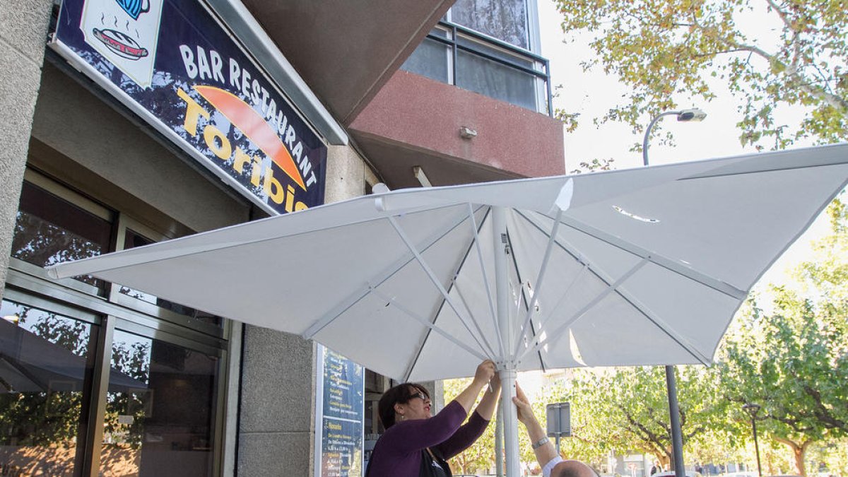 Un nou atac contra el bar Toribio deixa la terrassa sense para-sols