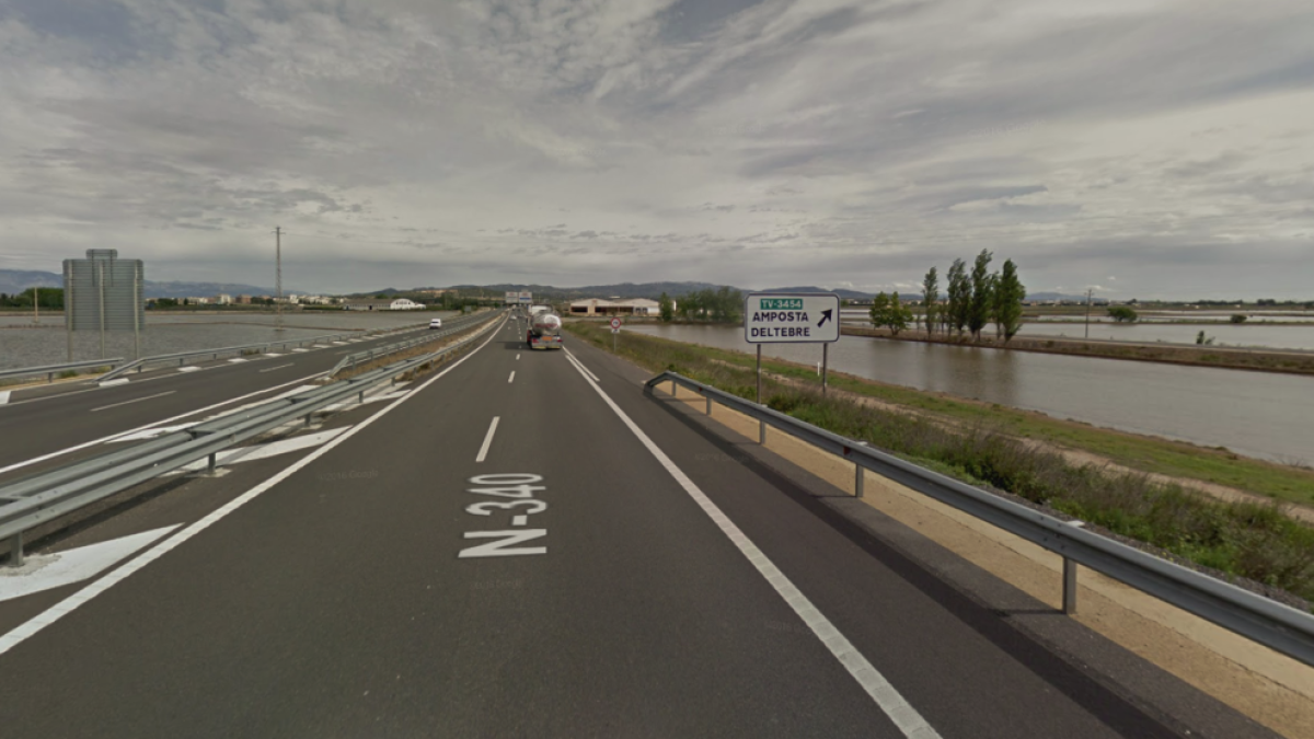 Dos ferits en un accident amb tres vehicles implicats a Amposta