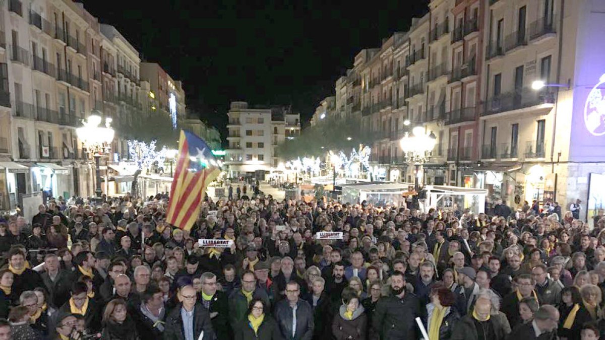 Centenares de personas se concentran en Tarragona y Reus para dar apoyo al presos políticos