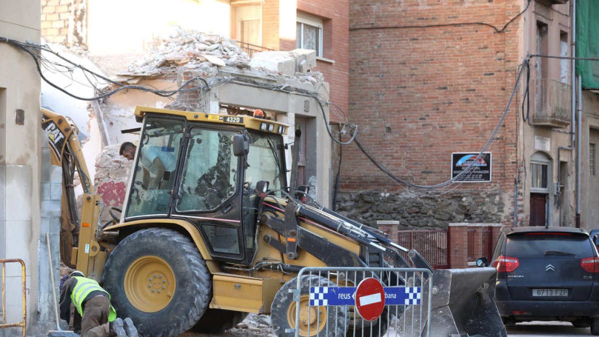 Tiren a terra un edifici en mal estat al camí de l'Aigua Nova de Reus