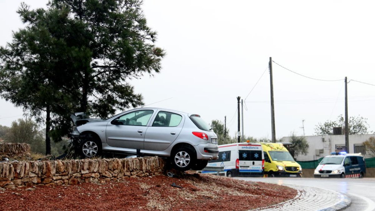 accidente, salida, rotonda, piedra, lluvia, vía, Mossos, carretera, coche, T-340, margen