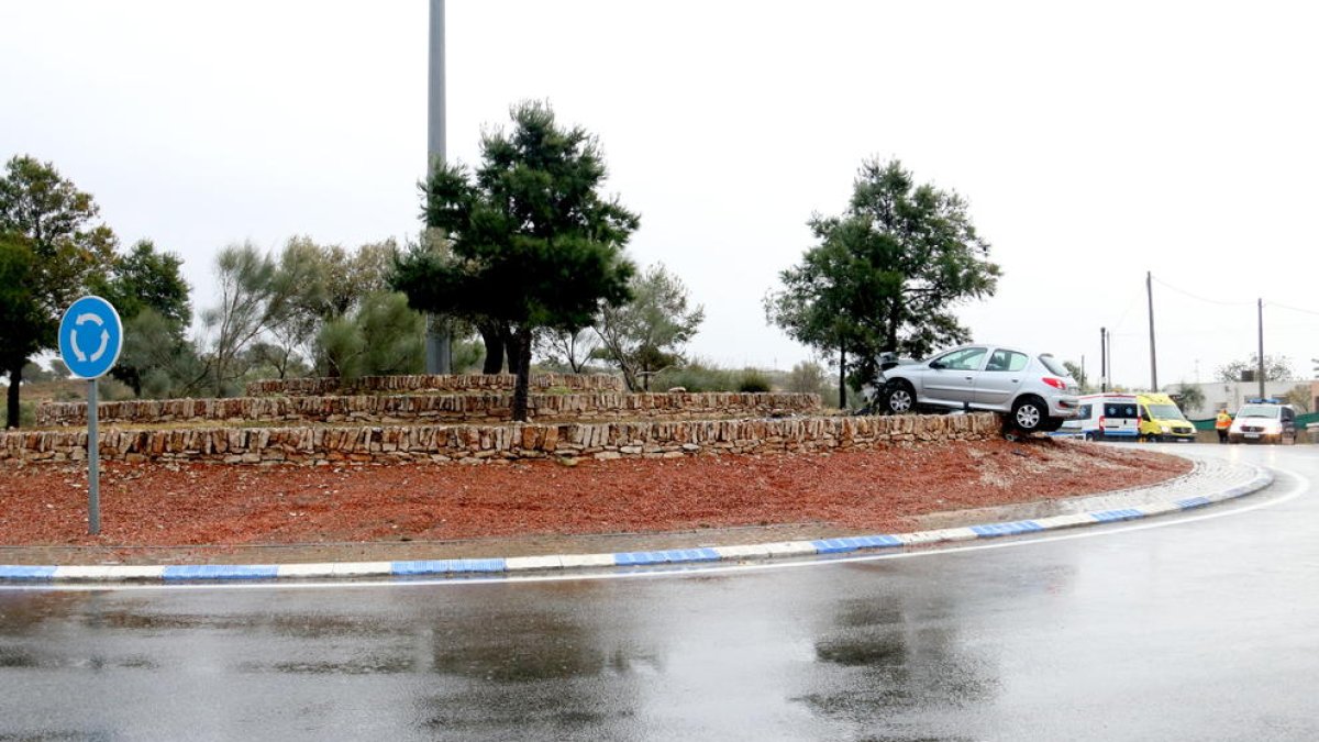 margen, salida, rotonda, vía, carretera, Mossos, accidente, lluvia, coche, T-340, piedra