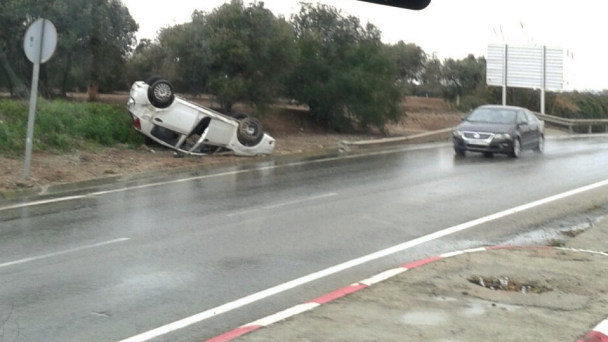 Un cotxe bolca a l'avinguda Bellissens