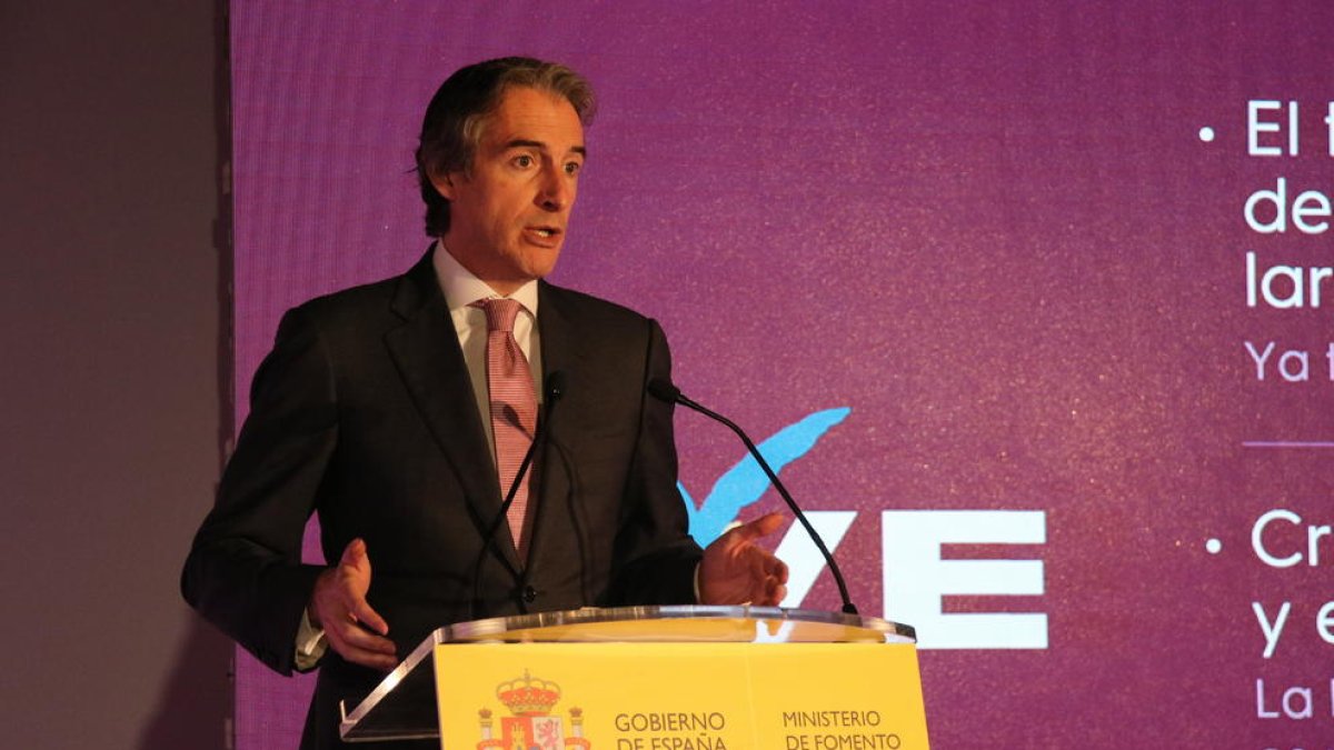 De la Serna diu que s'estan ultimant el detalls per desviar els camions de la N-340 però evita posar data