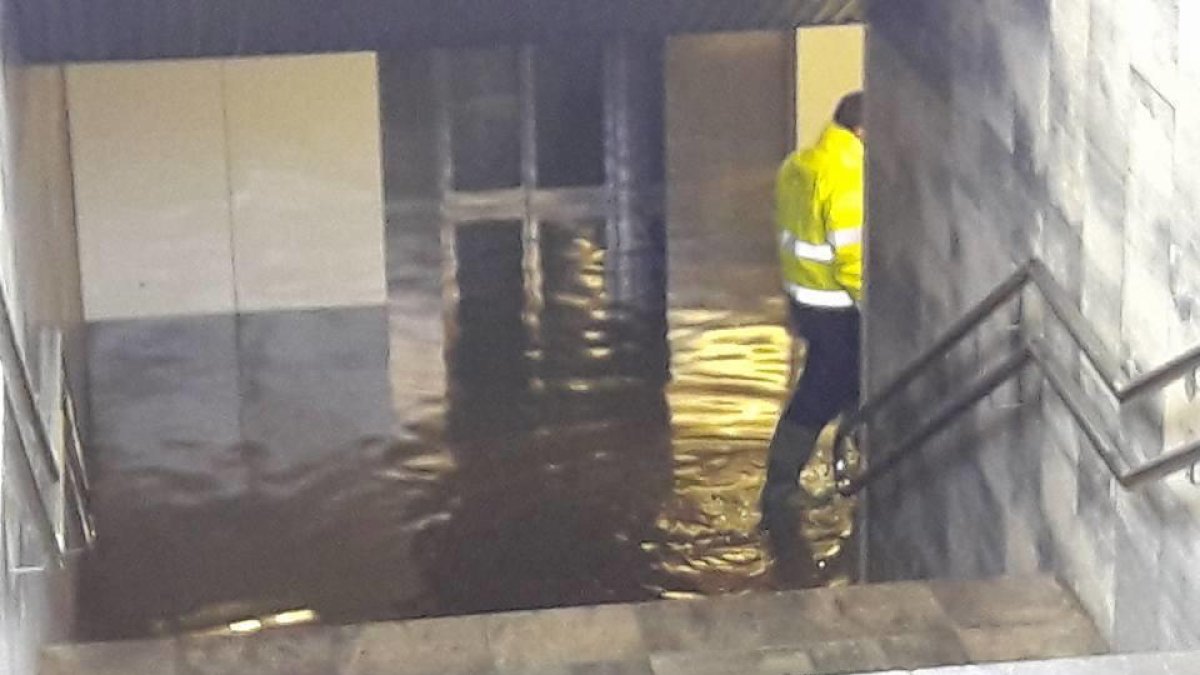 Usuarios de la estación de Sant Vicenç de Calders se quejan del caos provocado por la inundación del paso subterráneo