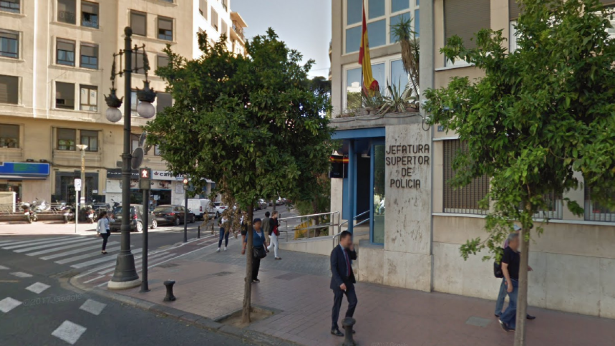 Un lladre lliga al vàter de casa seva a una dona mentre li desvalisa el pis