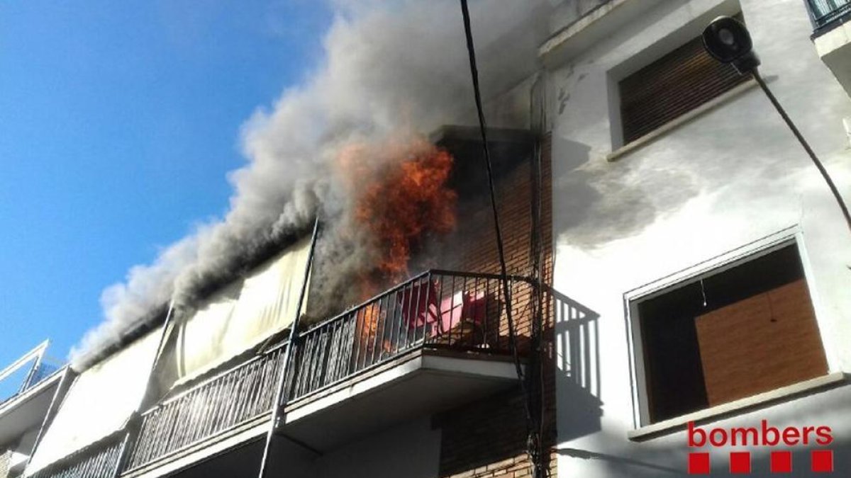 Dos intoxicats lleus en l'incendi d'un pis a Sitges