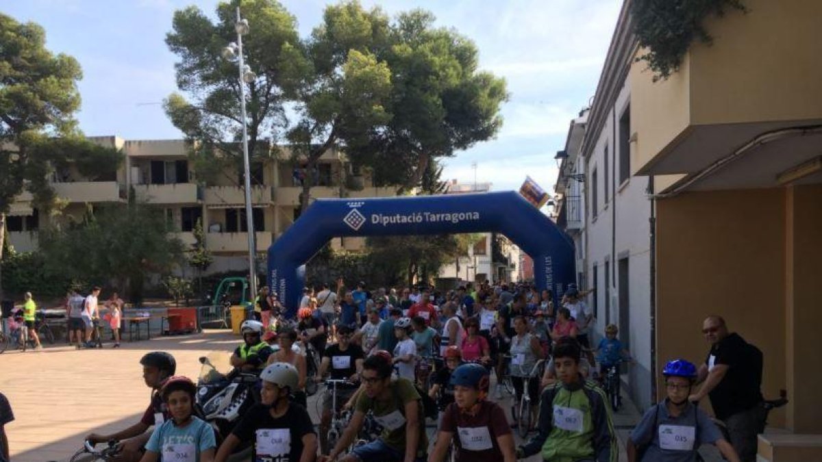 Más de 200 personas participan en la Pedalada Popular de Cunit