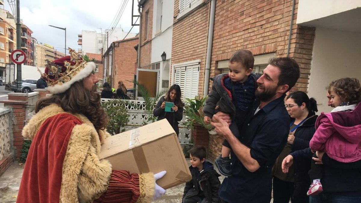 Los Reyes Magos reparten los regalos en Cambrils