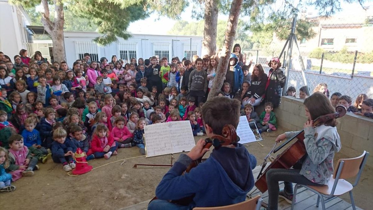 La Escola l'Arrabassada celebra Santa Cecília con conciertos a cargo de los alumnos.