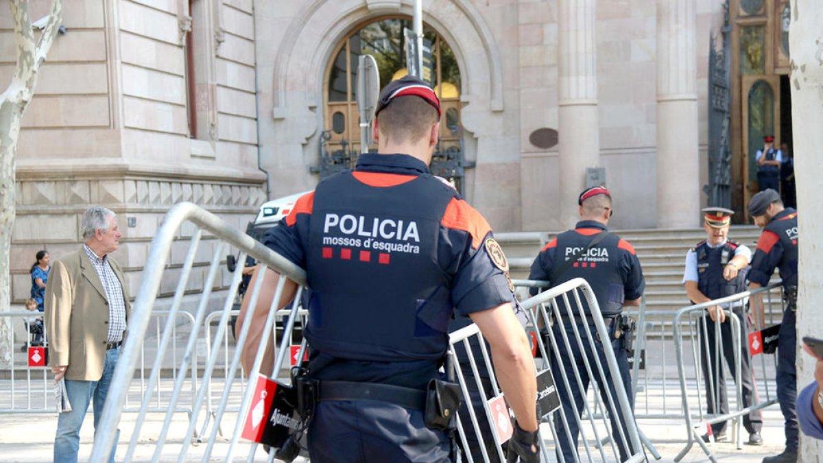 Els Mossos, preocupats perquè l'ordre de precintar col·legis electorals comporti problemes d'ordre públic