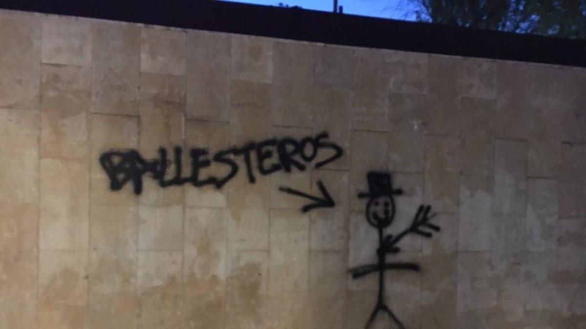 Aparece una pintada amenazando al alcalde Ballesteros