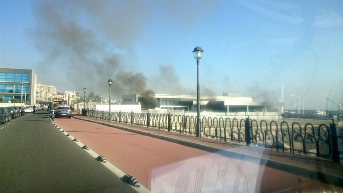 L'incendi al quadre de contadors del Nàutic genera una gran columna de fum al port esportiu