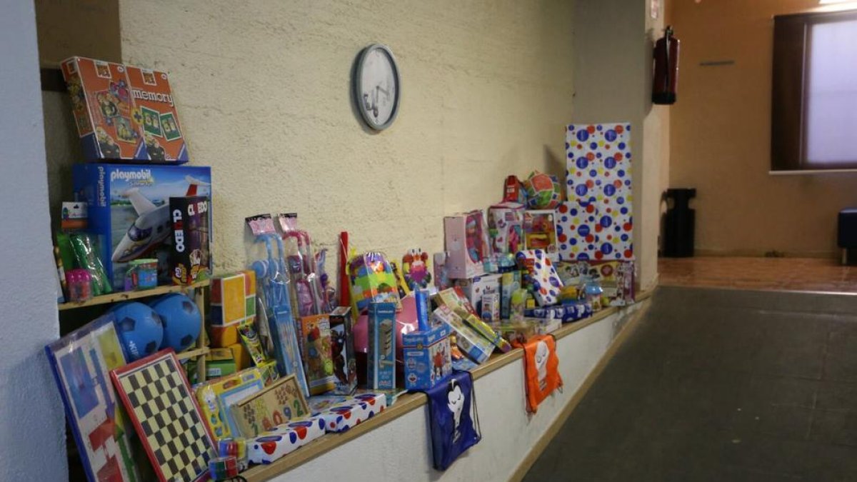 Las sesiones solidarias de una fotógrafa tarraconense recogen 80 juguetes para la Cruz Roja