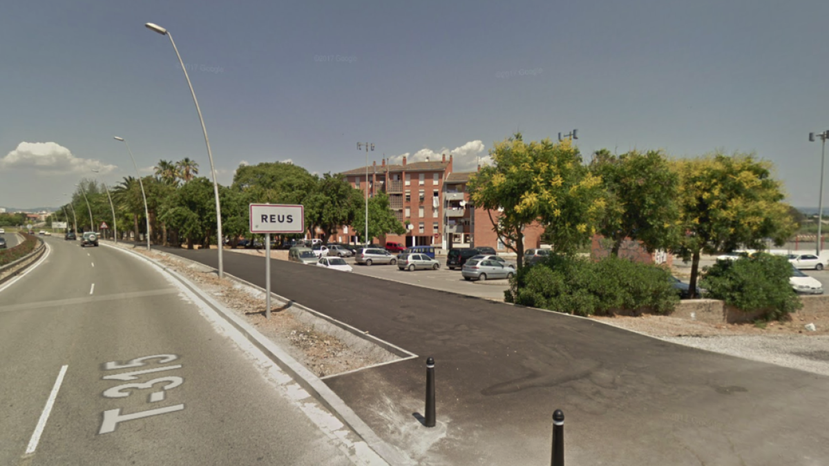 Una persona intoxicada per inhalació de fum en incendiar-se un cotxe a Reus