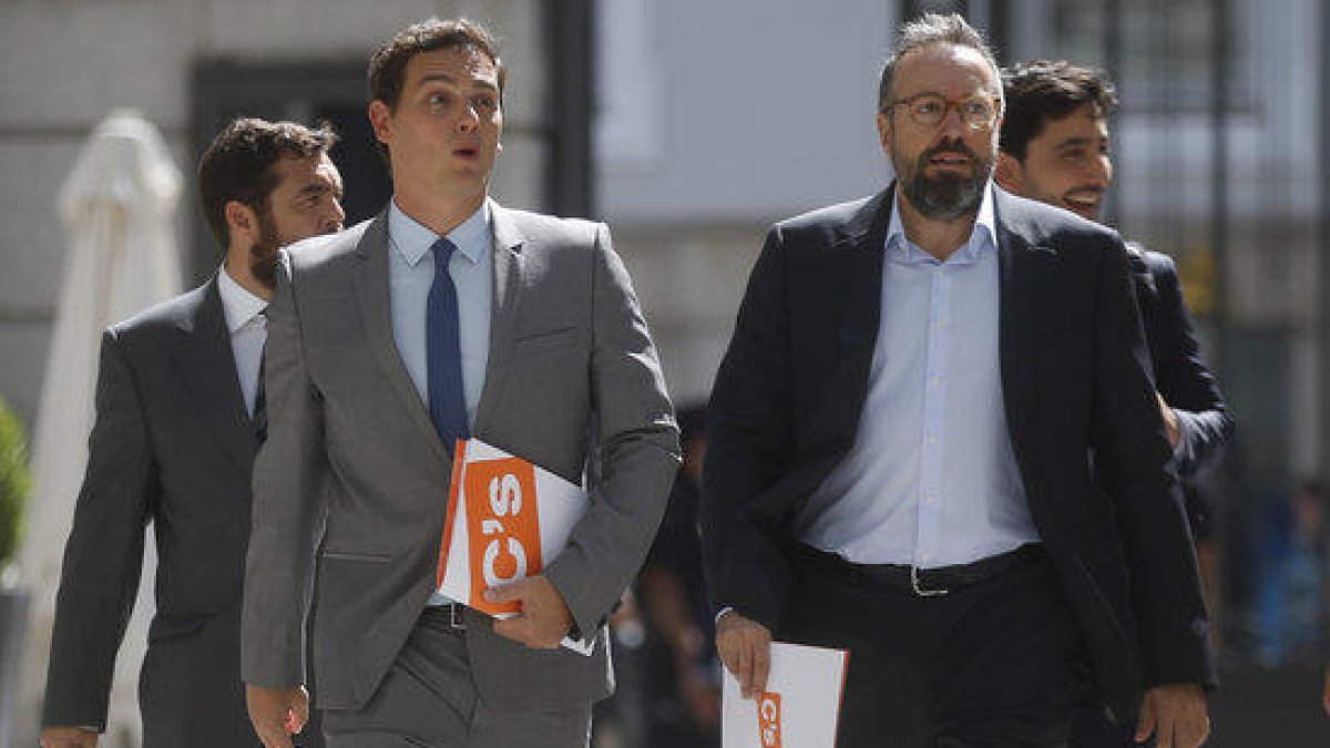 Cs presenta una petició a la Mesa del Congrés per suspendre de sou els diputats d'ERC i PDeCAT