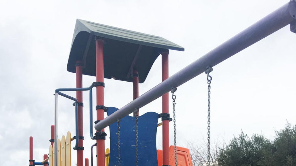 Calafell instala asientos de seguridad para los más pequeños a todas las áreas de juegos infantiles