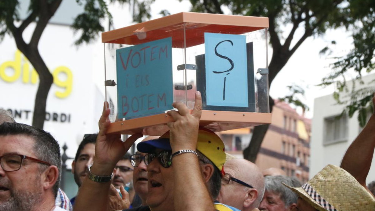 Lluís Soler, manifestant, Deltebre, alcalde, suport, urna, citació, declaració, Tarragona, fiscalia