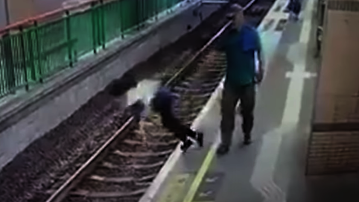 Detenido un hombre en Hong Kong por empujar a una mujer a las vías de tren