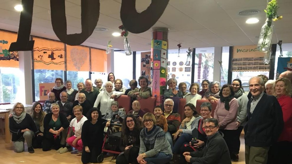 Homenatge a un avi centenari del Vendrell al Centre de dia Marinada de Roda