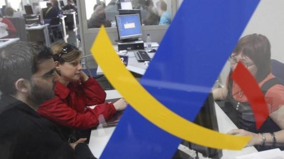 Dos personas haciendo la declaración de la renta.