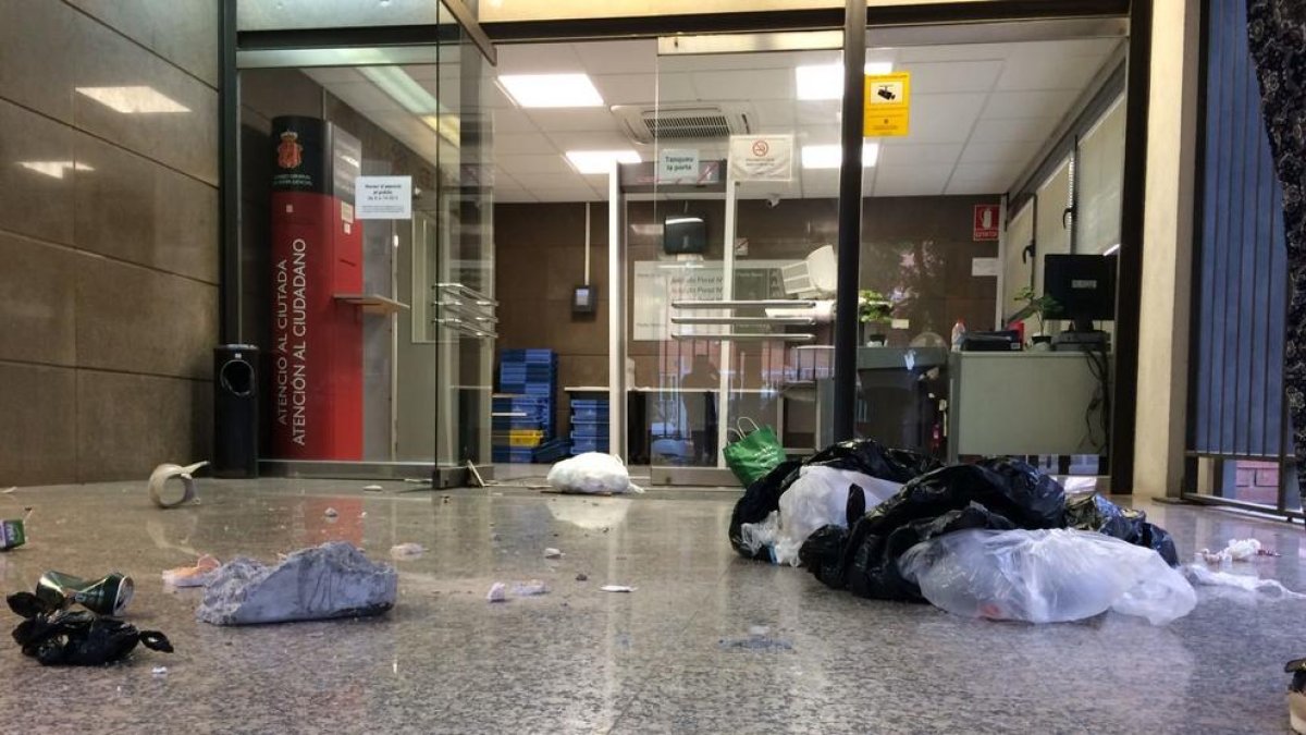 Ataca amb brossa i runa els jutjats penals de Tarragona com a 'revenja'