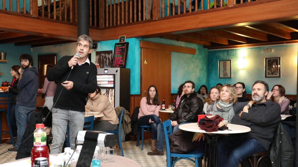 Sherlock Holmes: «És química, amic meu»