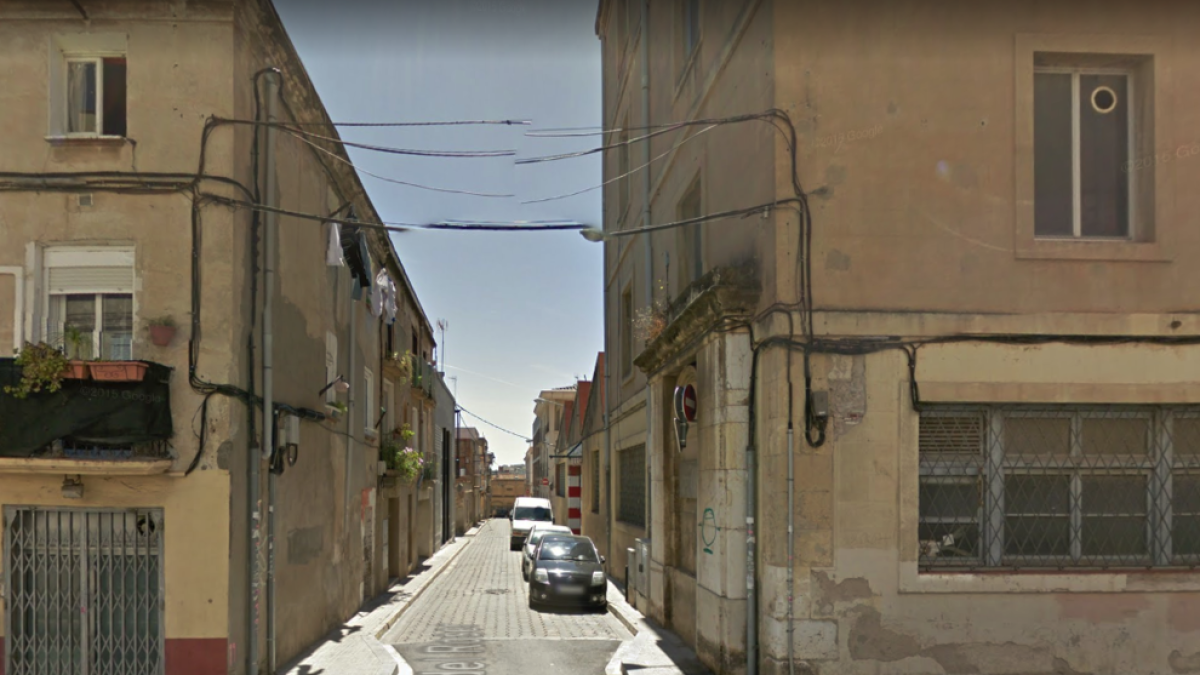 Se incendia totalmente la parte baja de una casa tapiada en Reus