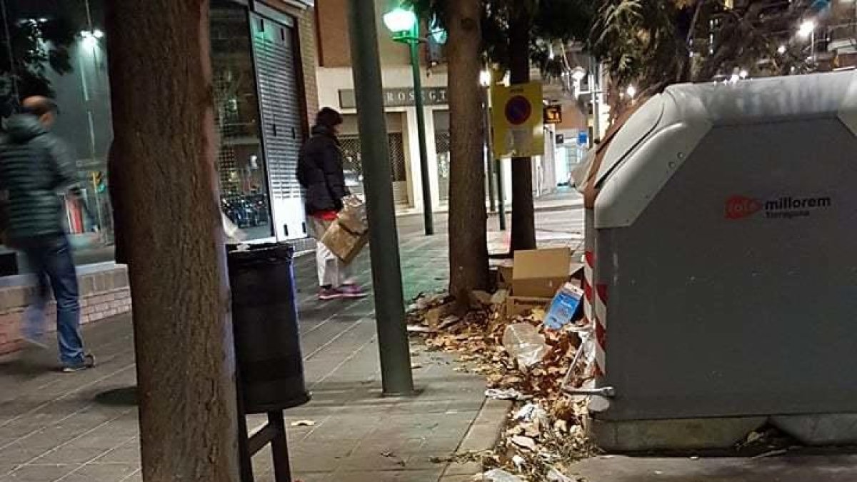 Suciedad acumulada en torno a los contenedores en Pere Martell