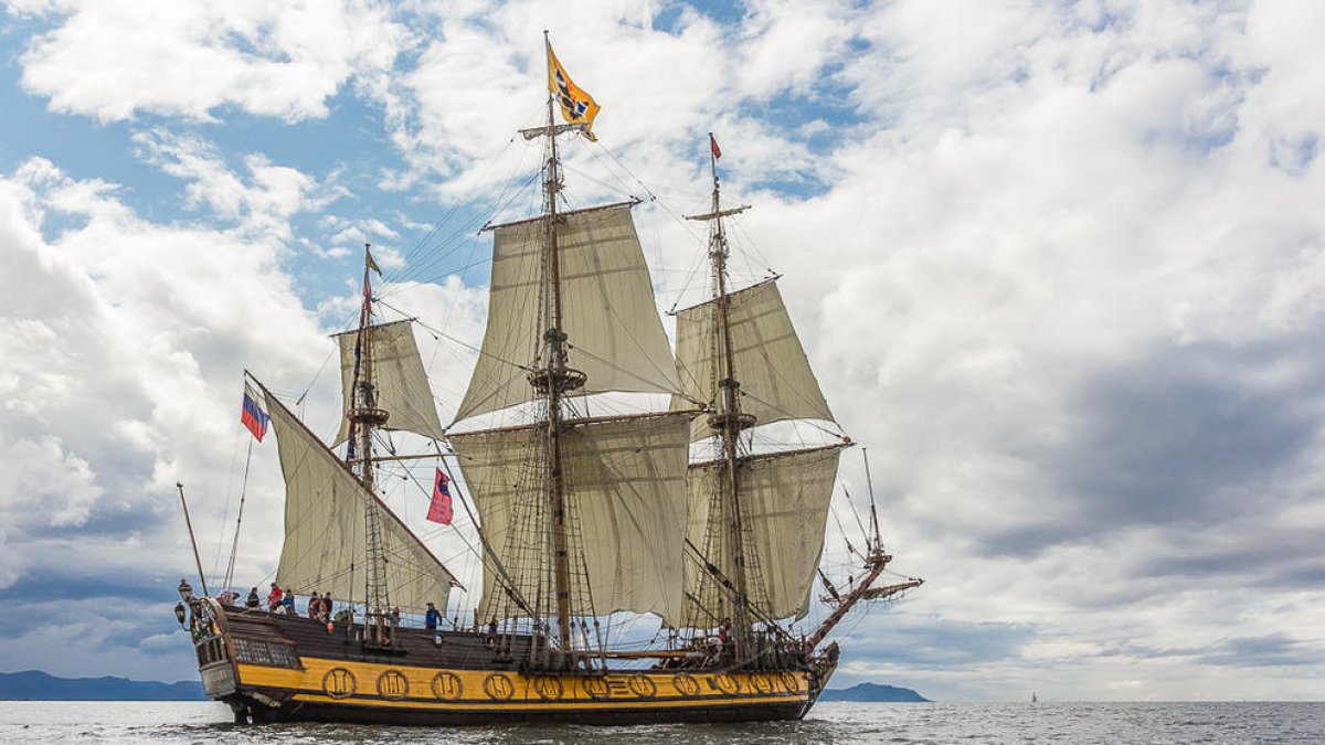 L'espectacular veler-escola Shtandart torna a Tarragona
