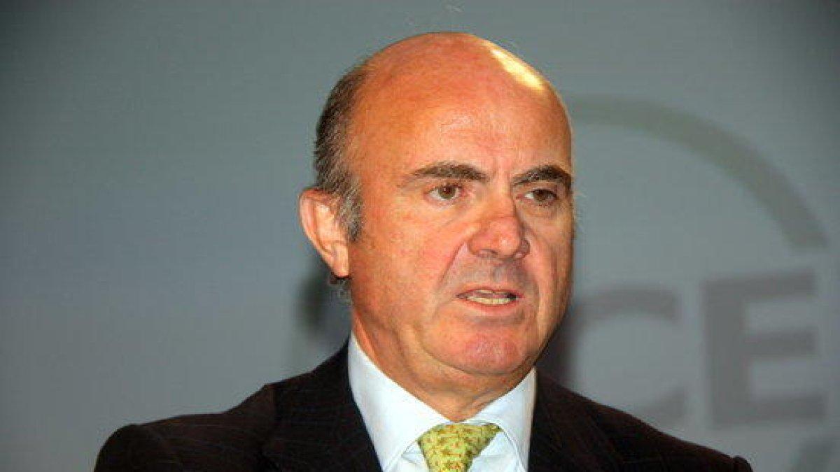 De Guindos abre la puerta a cambiar la Constitución para negociar en Cataluña un concierto económico como el vasco
