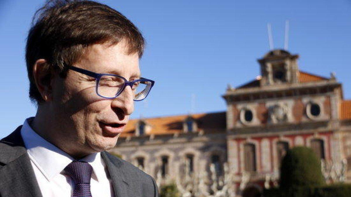 Mundó renuncia al acta de diputado en el Parlamento