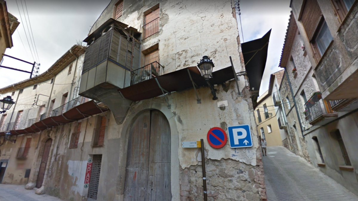 Tallen dos carrers d'Alforja per l'esfondrament de la teulada d'un edifici