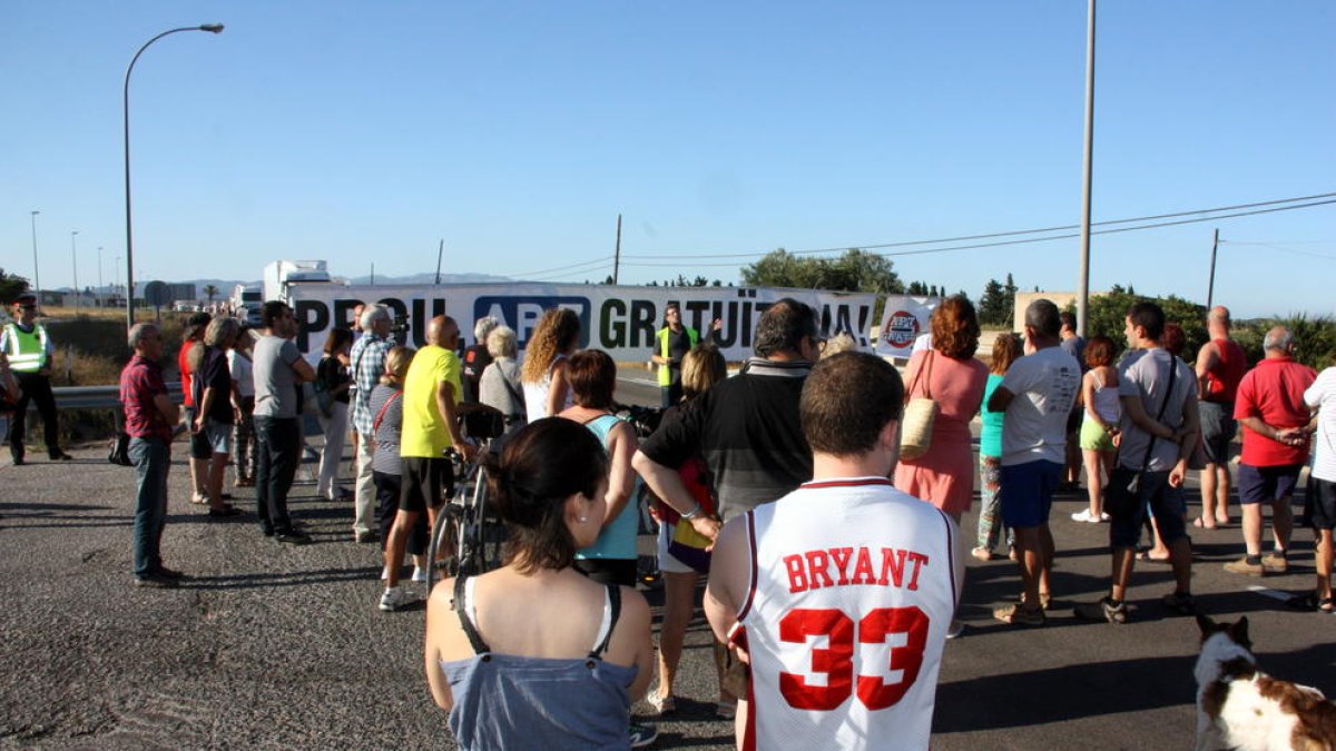 El movimiento vecinal por una AP-7 gratuita reanuda los cortes de la l'N-340