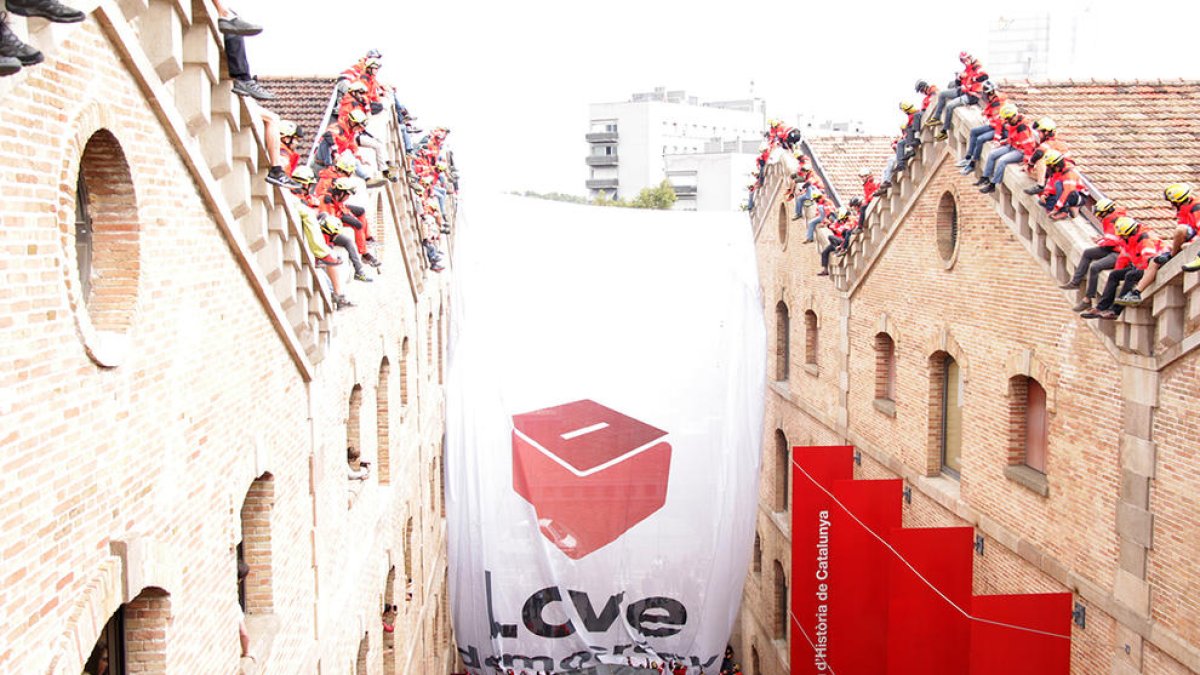Los bomberos catalanes despliegan una pancarta de grandes dimensiones a favor del referéndum