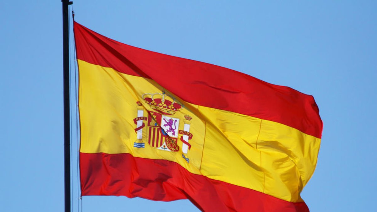 Fabrican 24.000 banderas españolas después de «triplicarse» la demanda
