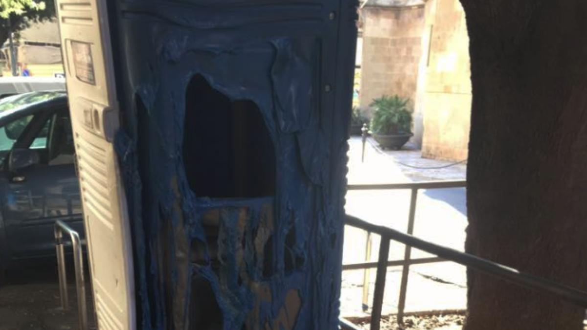 Denuncien la presència d'un lavabo cremat al carrer de les Coques des del passat dilluns