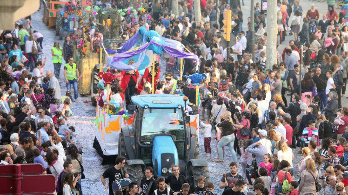 Demanen presó a un jove per deixar que el seu cosí de 10 anys conduís un tractor en una desfilada a Lleida