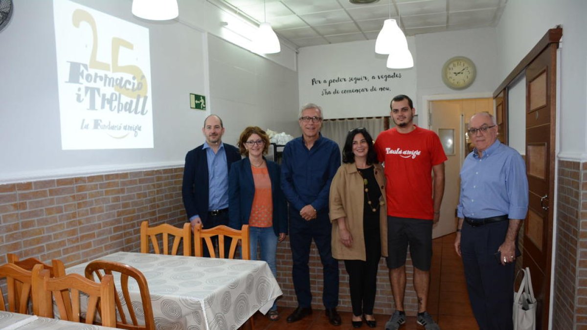 El renovat menjador social 'Taula Amiga' reparteix 65 àpats al dia