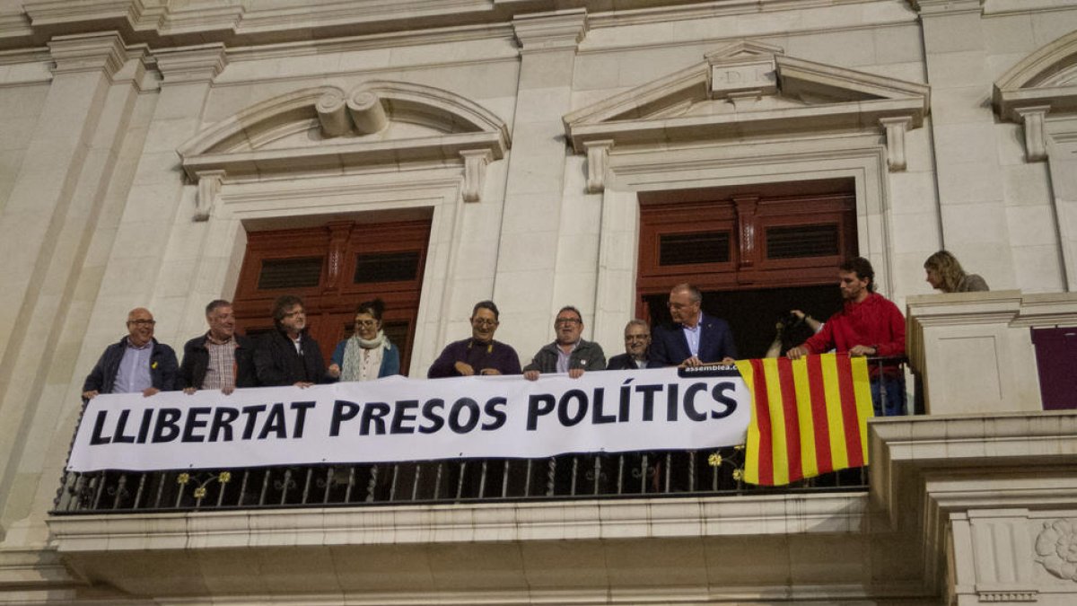El Ayuntamiento de Reus recuperará en el balcón la pancarta de presos políticos