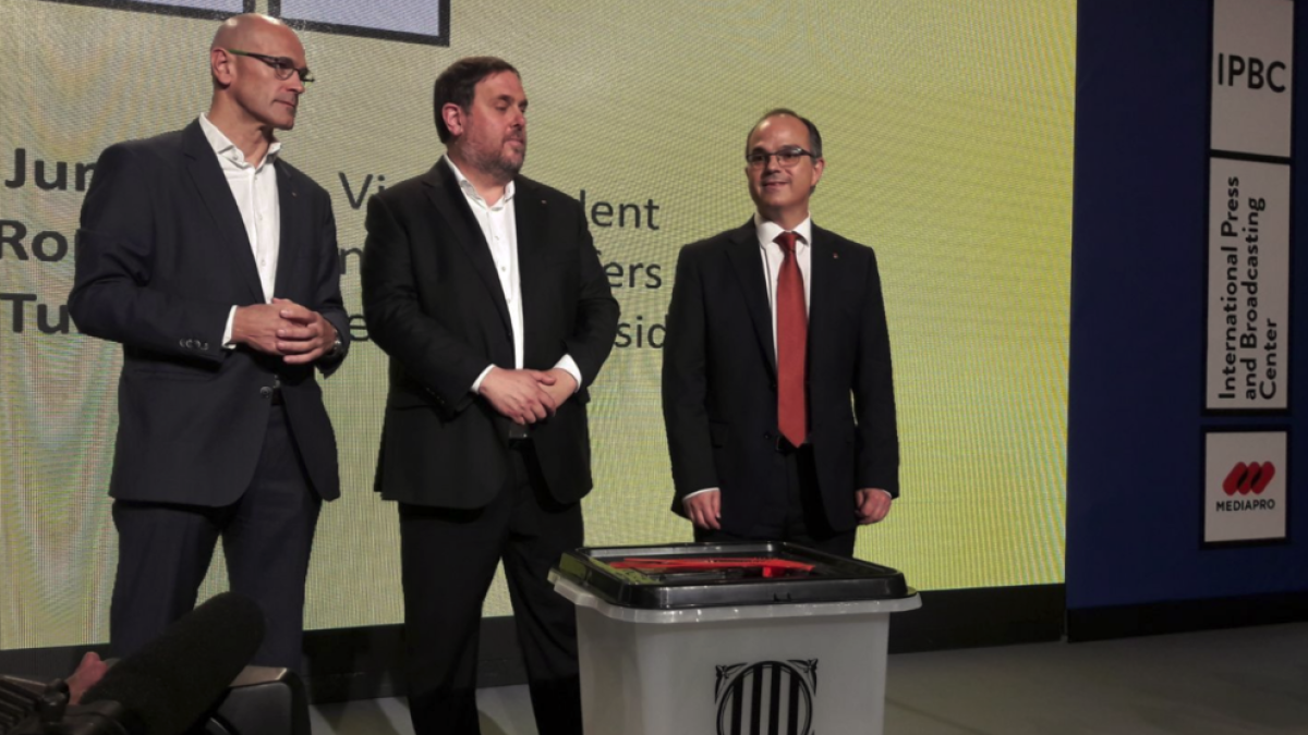 El govern mostra les urnes de l'1-O i afirma que hi ha 5.343.000 persones convocades a votar