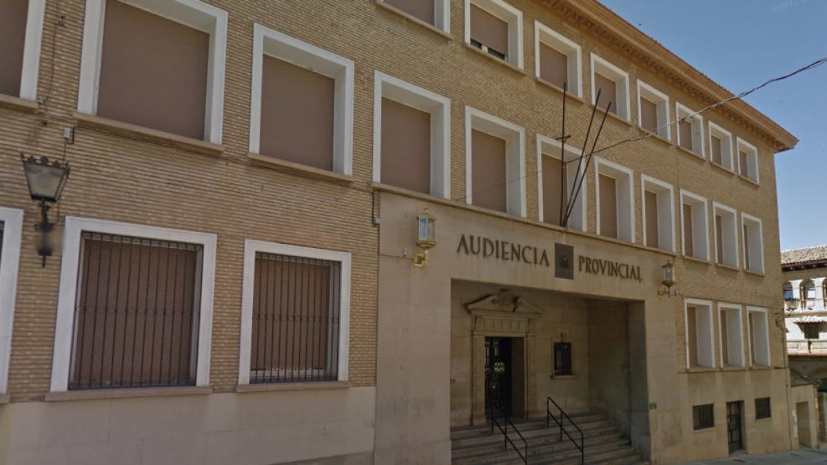 Condemnat a pagar 28.000 euros per donar un petó a una noia sense el seu consentiment