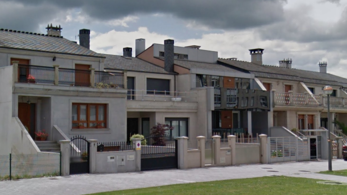 Entren a robar i l'amenacen en tallar-li la mà si no els hi dóna la clau de la caixa forta