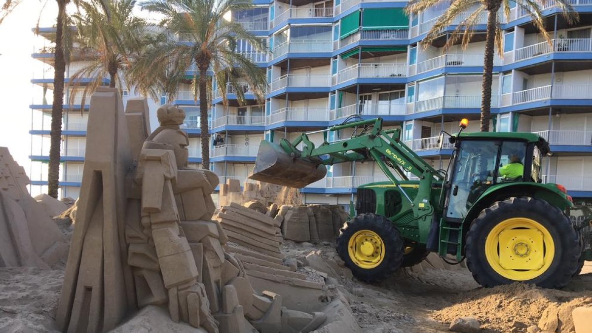 El pessebre de sorra de la Pineda ja és història